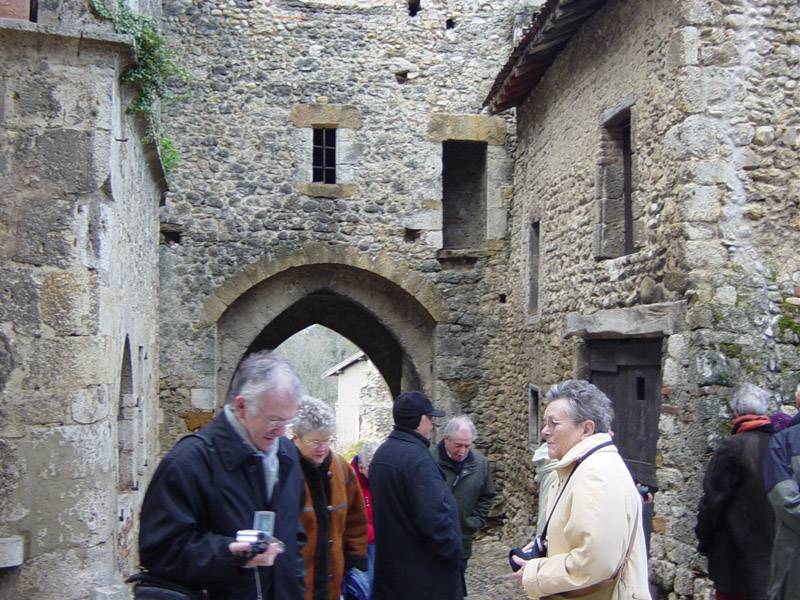 047 Prouges, nos visiteurs devant la porte d'en Haut