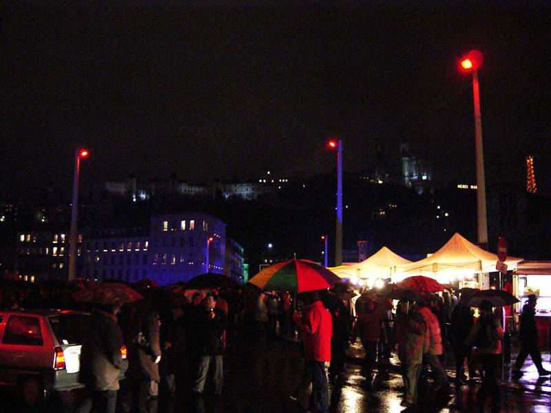 088 Lyon, Le groupe sous la pluie en attente des illiminations