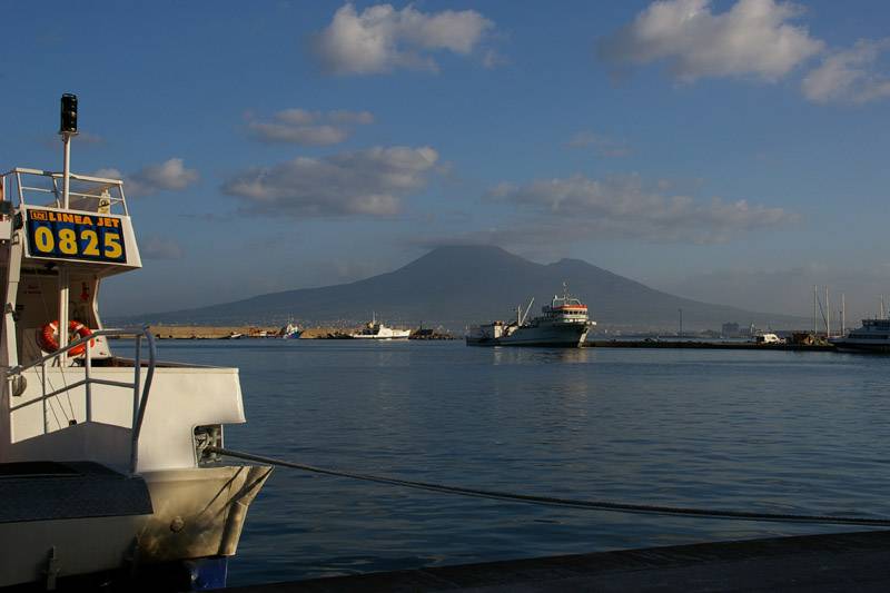 045 CASTELLAMARE DI STABIA - Embarquement pour Capri- Le Vsuve